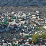 Plasticul se dezintegrează în microplastice și poluează tot!