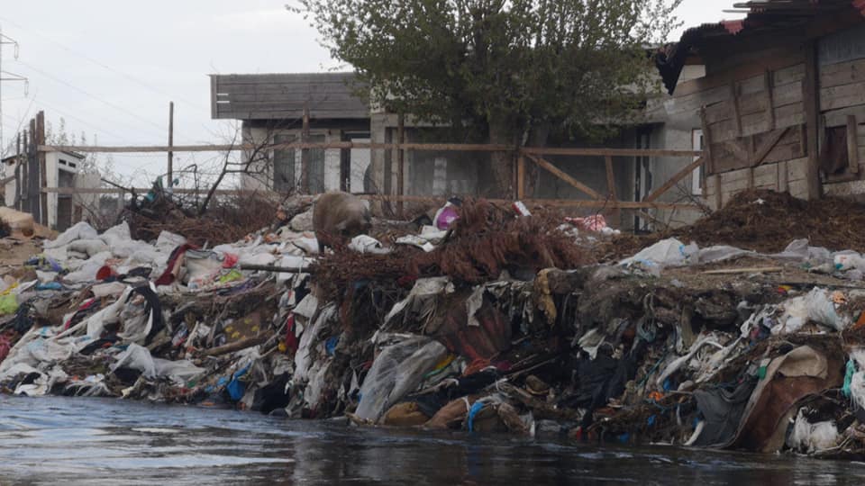 Circa 7 km din malul râului Someș a devenit groapa de gunoi a localnicilor din Florești, județul Cluj