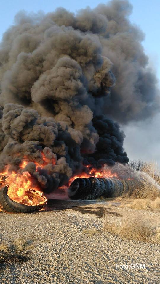 03.03.2019 Zona Liberă Galați incendiere vegetație care s a extins rapid și a cuprins și un depozit în aer liber de anvelope 