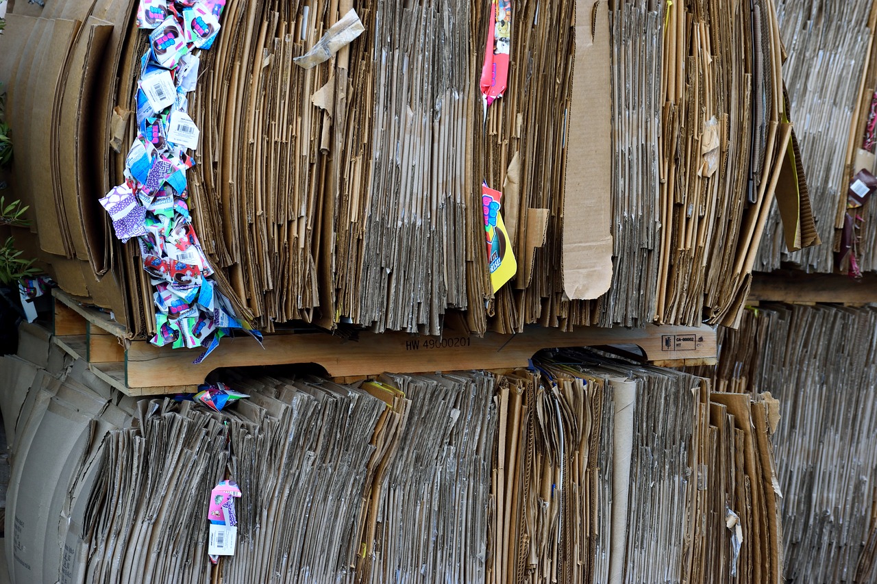 Pentru fiecare  tonă de hârtie reciclată se economisesc peste 26 de tone de apă și aproape 1,8 tone de combustibil.