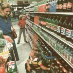 Sticlă refolosibilă, nu PET-uri! Rafturile din supermarketurile occidentale în 1980 când planeta nu era încă sufocată de plastic!