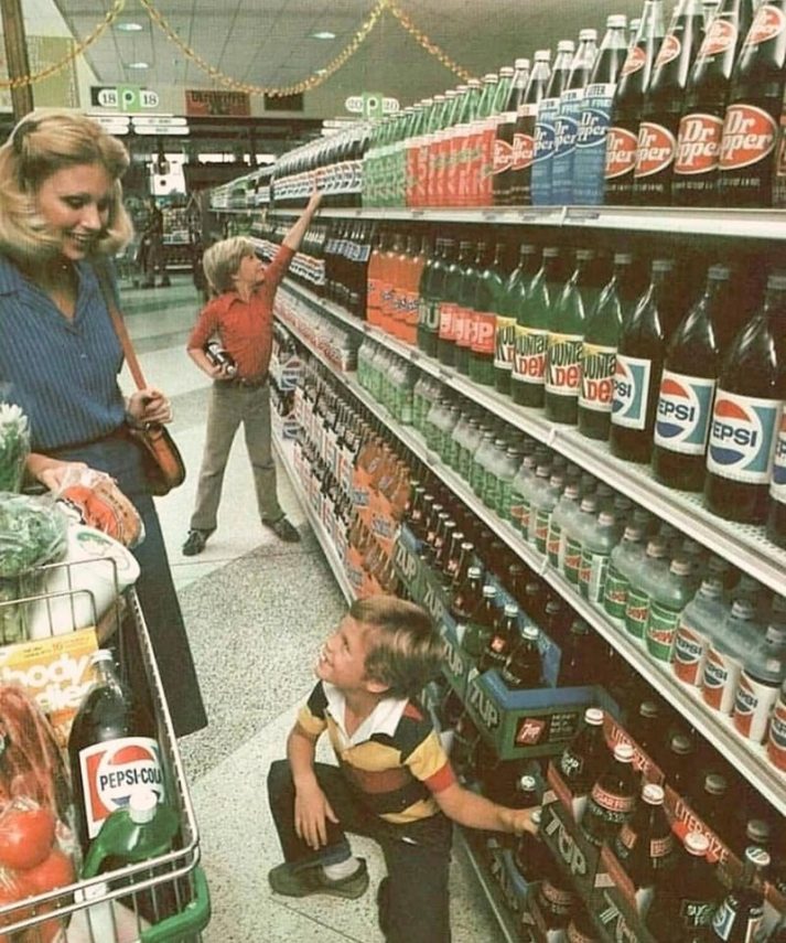 Sticlă refolosibilă, nu PET-uri! Rafturile din supermarketurile occidentale în 1980 când planeta nu era încă sufocată de plastic!