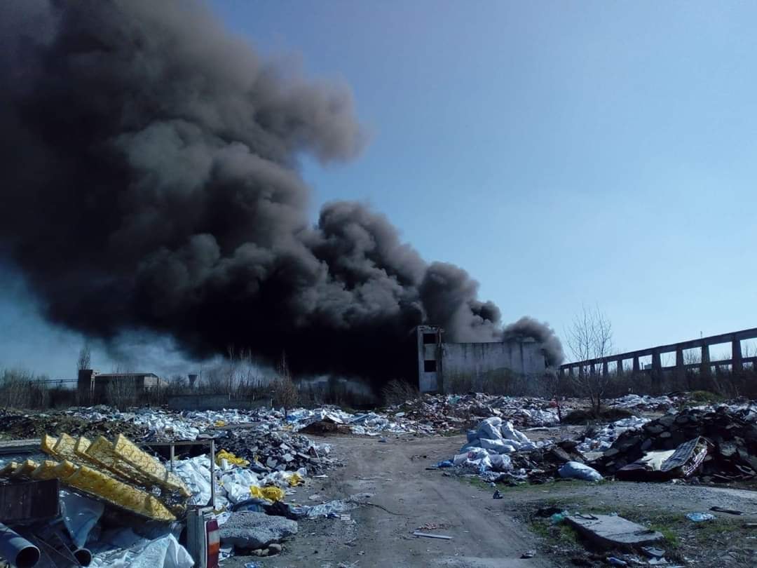 Ai vecini care obișnuiesc să ardă deșeuri și te-ai săturat să le respiri fumul toxic? Iată ce poți face!