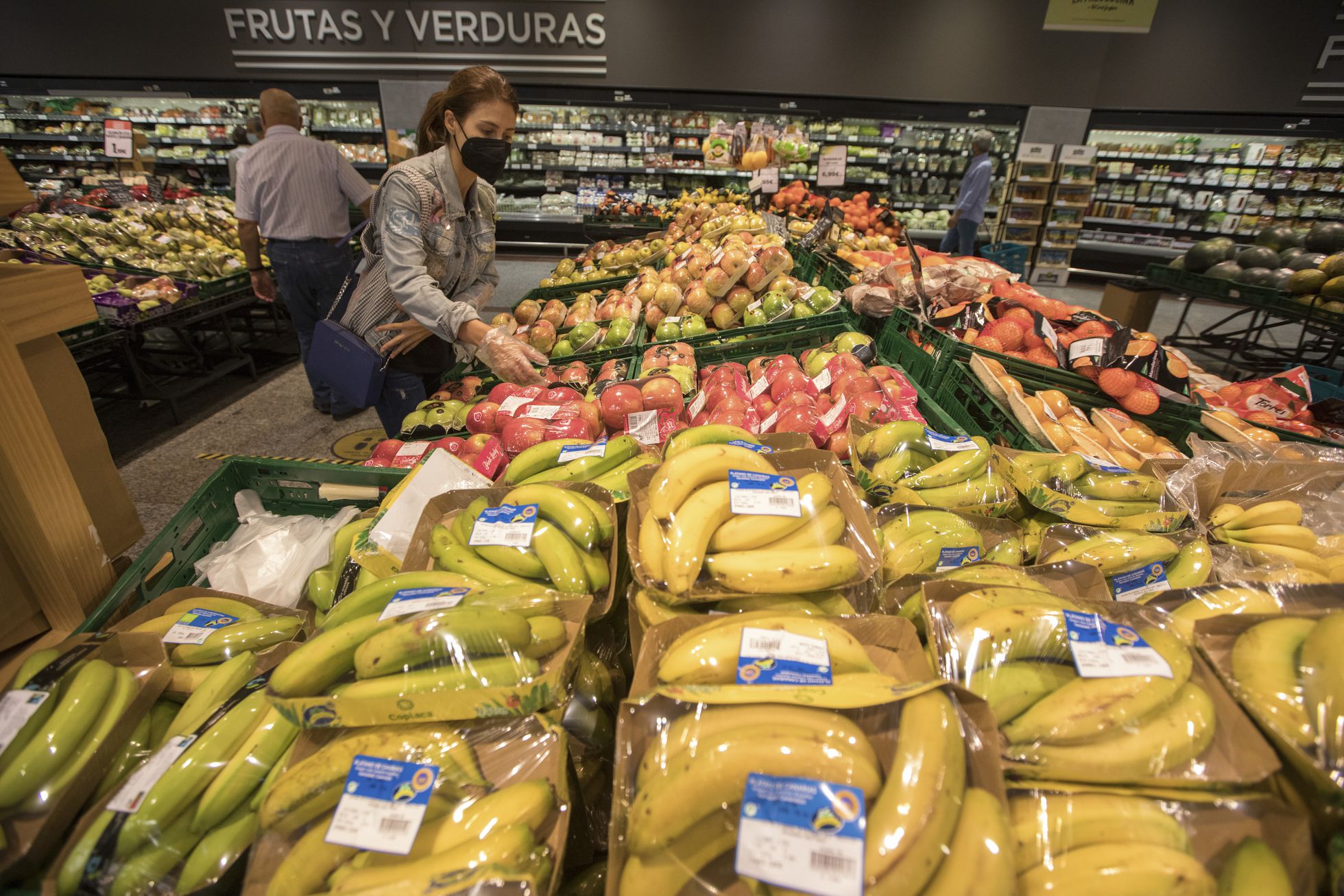 Spania interzice vânzarea de fructe și legume în ambalaje din plastic începând cu 2023